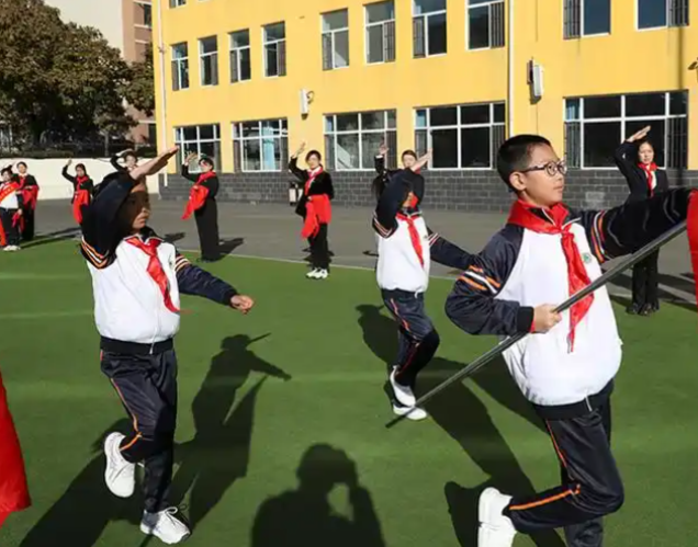 完善交通用餐寄宿资助等帮扶全面展开小