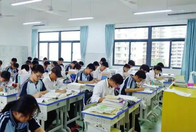 了解与关心学生将管理育人服务育人落到