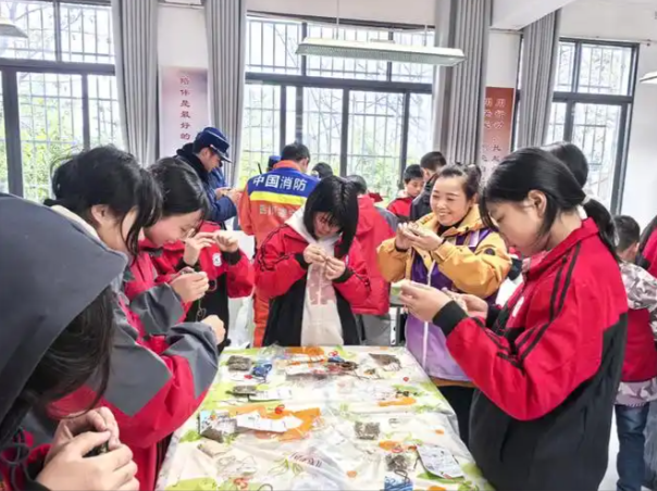 到校与留守儿童交流校园教师接力关怀用