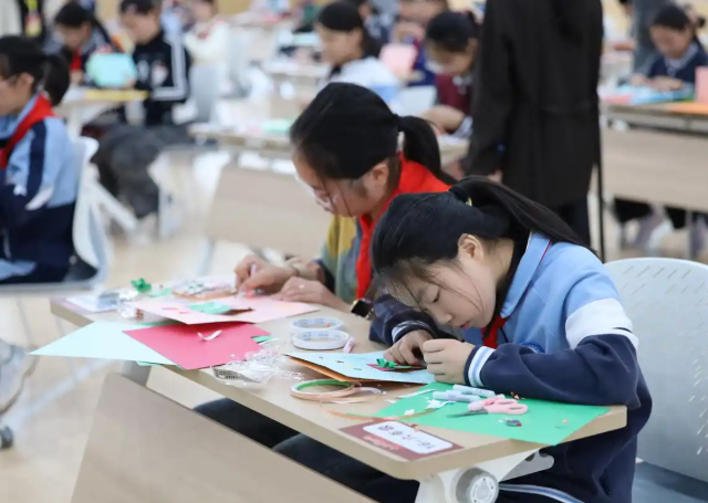 学校让“劳作最荣耀”的种子在每一个孩子心中生根发芽 学校让“劳作最荣耀”的种子在每一个孩子心中生根发芽