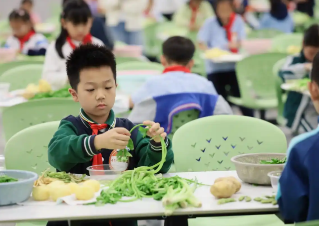 学校让“劳作最荣耀”的种子在每一个孩